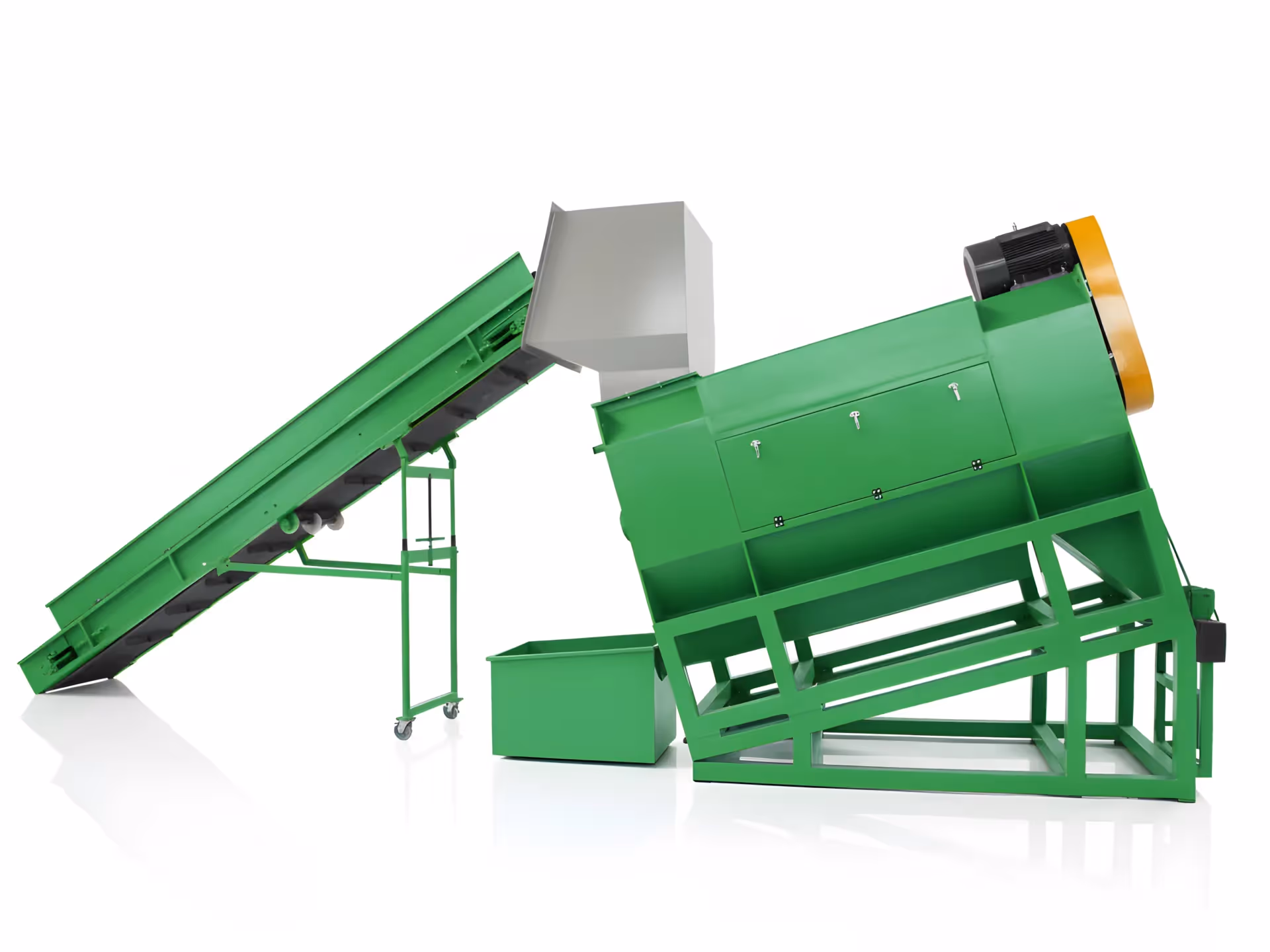 Industrial wet label remover machine for PET bottle recycling lines.